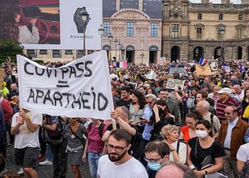 Demonstrata kundër vaksinës në Paris, në të shtunën e 8-të radhazi