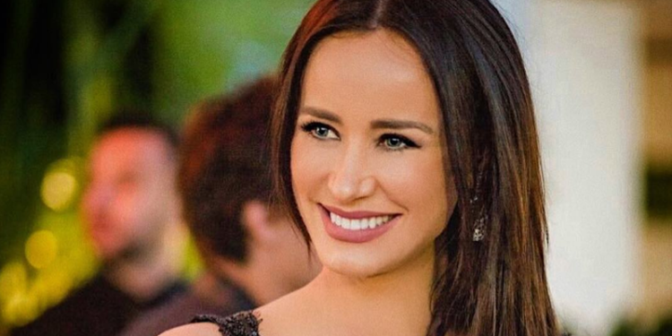 Prezantuesja shqiptare pyet fansat: Si ka mundësi që jam ende vetëm?