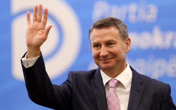 Kadilli prezanton lëvizjen e re për një Shqipëri të mirë: Do jem kandidat gjithmonë. Berisha merr idetë e mija