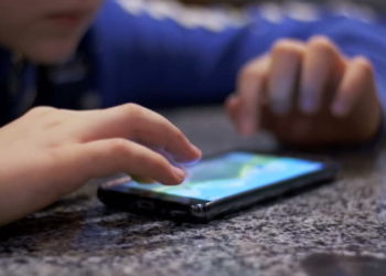 “Ose lekët, ose të publikova fotot e mamit”, luante me telefonin e së ëmës, të miturit nga Tirana i vënë gjobë në një platformë online