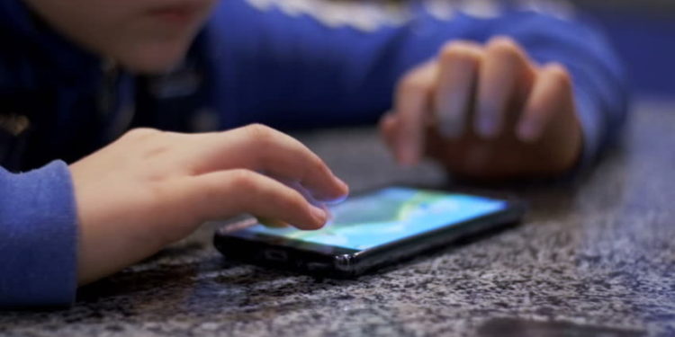 “Ose lekët, ose të publikova fotot e mamit”, luante me telefonin e së ëmës, të miturit nga Tirana i vënë gjobë në një platformë online