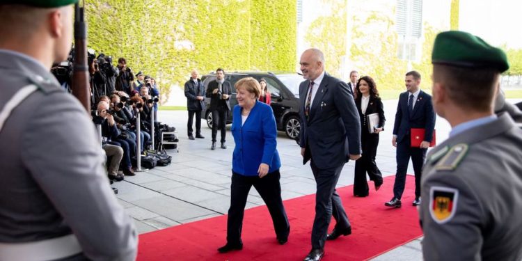Merkel, mos ‘qesh’ shumë me ne shqiptarët!