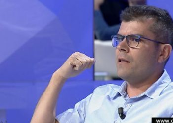 Pedagogu denoncon skandalin me tekstin shkollor: Gomarllëqe që iu mësohen brezit të ri, komunizmi është teori e përsosur