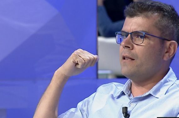 Pedagogu denoncon skandalin me tekstin shkollor: Gomarllëqe që iu mësohen brezit të ri, komunizmi është teori e përsosur