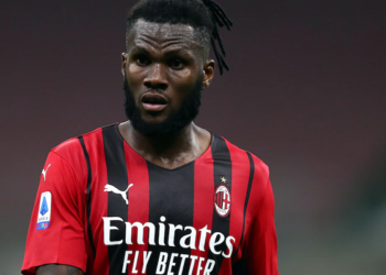 Kessie refuzon rinovimin me Milanin, gjigantët e Europës “çmenden” për të