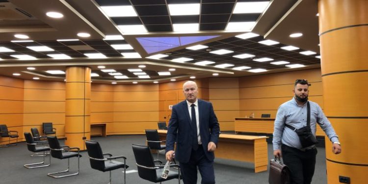 Prokurori i Sarandës një hap larg shkarkimit, si tentoi gruaja e tij të gënjente për apartamentin e blerë nga prindërit me një çmin tejet të ulët
