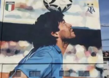 Murale e stërmadhe me fanellën blu, klubi argjentinas përjetëson Maradonën