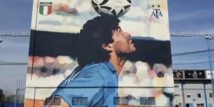 Murale e stërmadhe me fanellën blu, klubi argjentinas përjetëson Maradonën