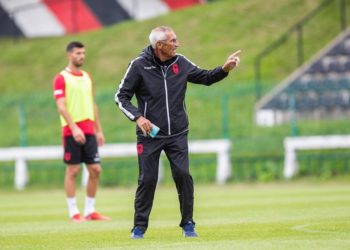 Kuqezinjtë kundër tabusë polake, Reja nuk ndryshon asgjë në formacion