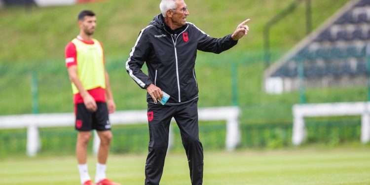 Kuqezinjtë kundër tabusë polake, Reja nuk ndryshon asgjë në formacion