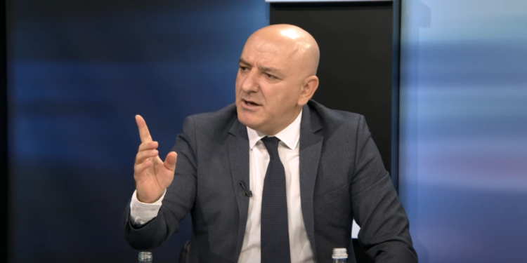 Mbolli kanabis në bahçen e shtëpisë, një i arrestuar në Memaliaj