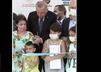 Çmenduri në Turqi, Erdogan godet në kokë një fëmijë vetëm sepse i preu shiritin e inagurimit (VIDEO)