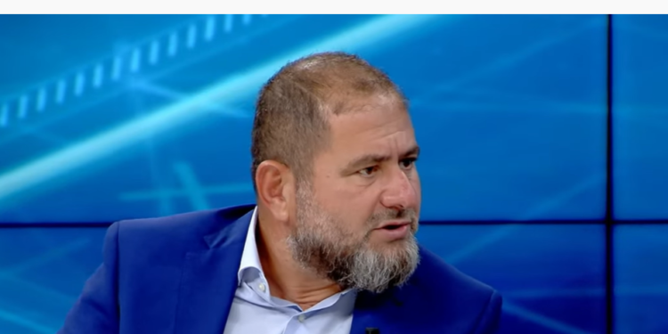 Shkullaku: Basha është në hall. S’duhet të presë ta shpëtojë Berisha e të tërhiqet vetë, ka vetëm dy rrugë