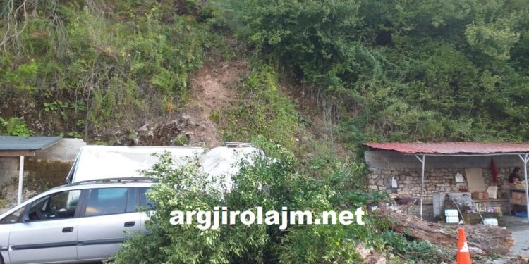 Hodhi inertet te Uji i Ftohtë në Tepelenë, nën hetim 54-vjeçari nga Gjirokastra