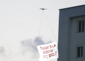 “Elbasani ty të do”, mesazh me dron mbi “Elbasan Arena” për Taulant Ballën
