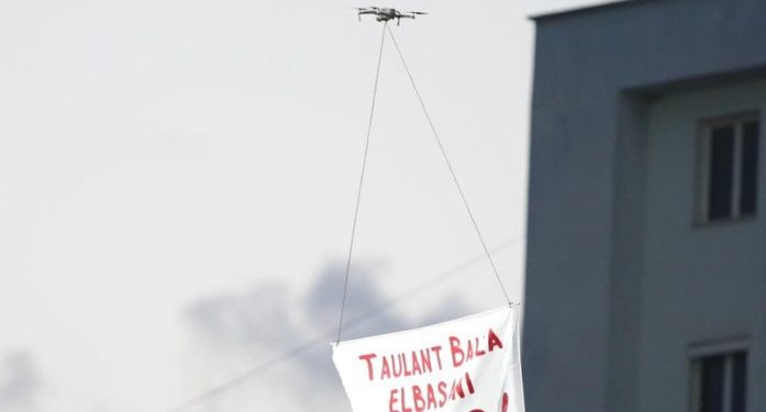 “Elbasani ty të do”, mesazh me dron mbi “Elbasan Arena” për Taulant Ballën