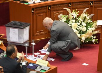 Shihni spektaklin e Ramës në Kuvend, mbledh në qese fletët që grisën deputetët e PD-së (FOTO)