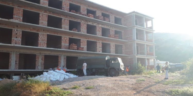 Vijon operacioni “Bregdeti Ynë”, pritet shembja me tritol e një tjetër objekti 4 katësh në Dhërmi