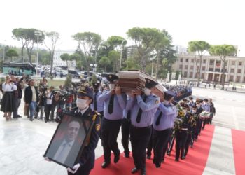 Qeveria i jep 50 milionë lekë ndihmë familjes së policit Saimir Hoxha