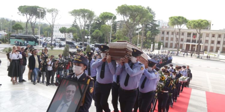 Qeveria i jep 50 milionë lekë ndihmë familjes së policit Saimir Hoxha