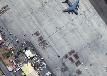 Rihapet aeroporti i Kabulit, talebanët riparojnë pistën