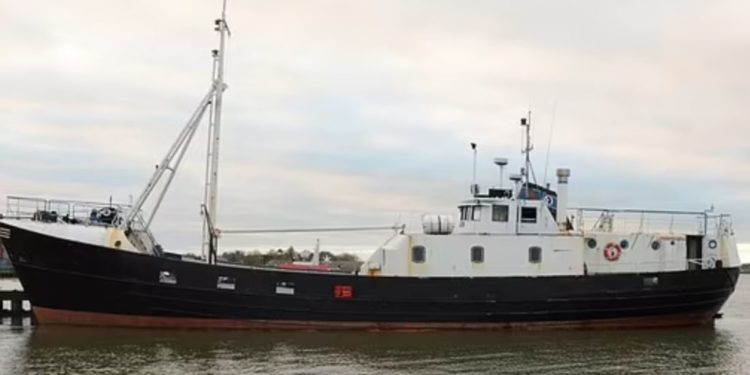 Nis proci gjyqësor për 69 shqiptarët që kaluan drejt Britanisë me varkë peshkimi