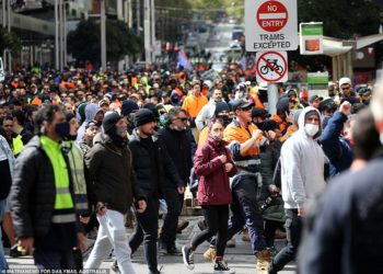 Australianët të lodhur nga izolimi, përplasje me policinë në Melburne