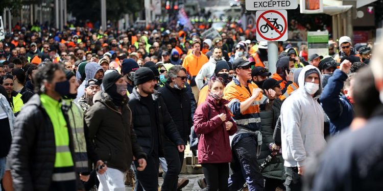 Australianët të lodhur nga izolimi, përplasje me policinë në Melburne