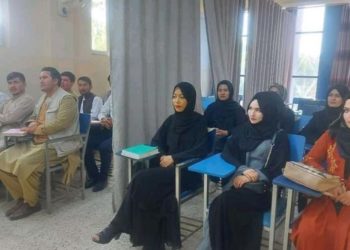 Foto që po bën xhiron e botës, ja si bëhet mësimi tashmë në universitetet e afganistanit