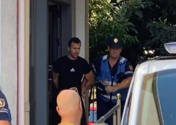 Bashkëshorti vrasës i Sabrinës qan në gjykatë: E doja… (VIDEO)