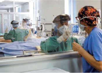 Greqia largon nesër nga spitalet 10 mijë mjekë e infermierë: Nuk pranuan të vaksinohen