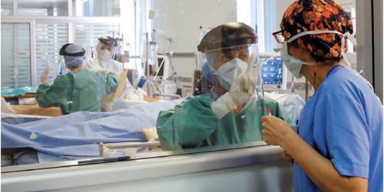 Greqia largon nesër nga spitalet 10 mijë mjekë e infermierë: Nuk pranuan të vaksinohen