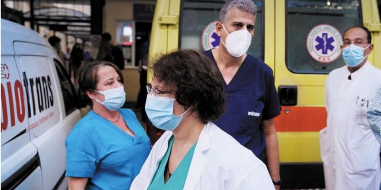 Nuk pranuan të bënin vaksinën, fillon pezullimi i 10 mijë mjekëve dhe punonjësve të shërbimi shëndetësor në Greqi