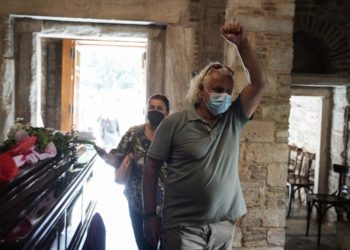 Artisti i madh grek Mikis Theodorakis/ Lamtumira’ e fundit me një lule dhe këngë në buzë nga mijëra njerëz (FOTO)