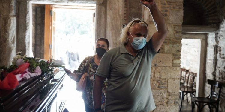 Artisti i madh grek Mikis Theodorakis/ Lamtumira’ e fundit me një lule dhe këngë në buzë nga mijëra njerëz (FOTO)