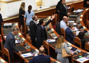 Opozita braktis Parlamentin, Basha ‘trash zërin’ me Lindita Nikollën: Të të vijë turp…