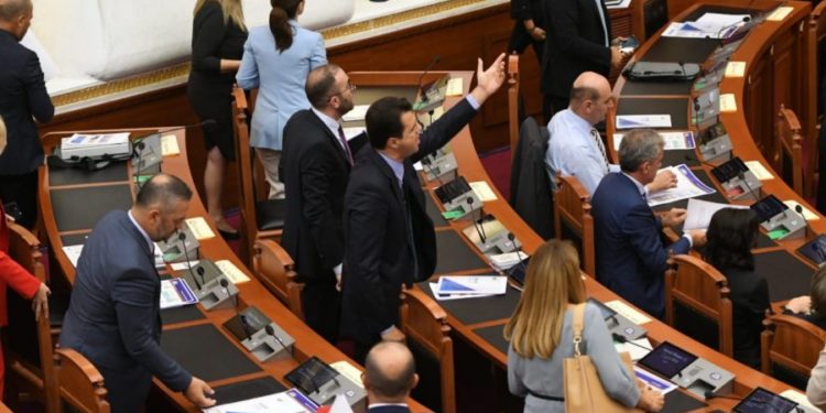 Opozita braktis Parlamentin, Basha ‘trash zërin’ me Lindita Nikollën: Të të vijë turp…