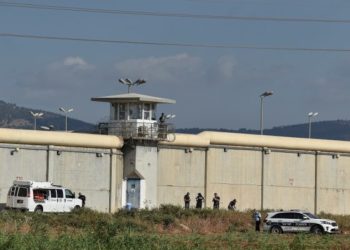 Palestinezët gërmojnë tunele dhe largohen nga burgu i sigurisë së lartë në Izrael