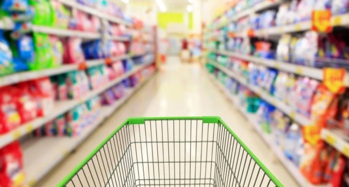 40% e popullsisë në Shqipëri rrezikon të zhytet në varfëri të thellë, pse po rriten kaq shumë çmimet?