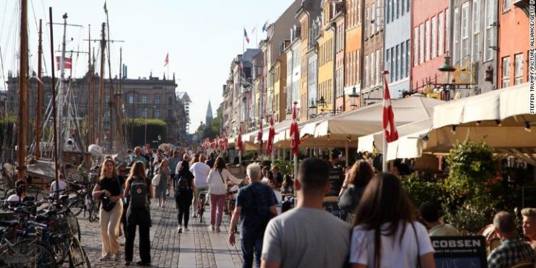 5 vendet që po hapen dhe jetojnë me Covid pa asnjë kufizim