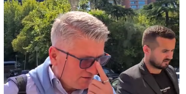 Gazetari tallet me deputetin e PD-së: S’e ka mbushur ende muajin në Parlament dhe shihni si sillet me median (VIDEO)