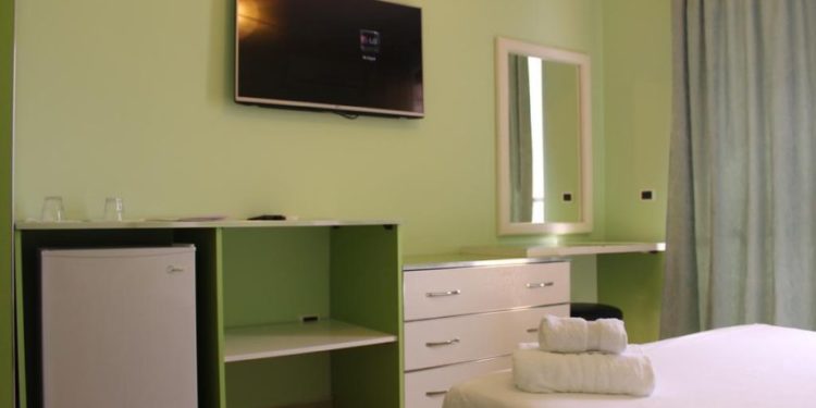 Klienti në Tiranë u mërzit se nuk punonte televizori: Kishte shkuar në hotel të qetësohej, por përleshet dhe godet pronarin