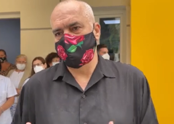 Rama i prerë: Vaksinimi i detyrueshëm, ndryshe nuk hyn në auditore. S’ka jo po Bill Gates, jo po Soros…