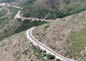 Po udhëtonte me motoçikletë, turisti bie në humnerën e fshatit Salari në Tepelenë (FOTO)