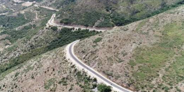 Po udhëtonte me motoçikletë, turisti bie në humnerën e fshatit Salari në Tepelenë (FOTO)