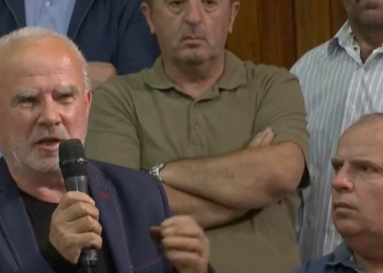 Militanti i Berishës i qan hallin jugut të Shqipërisë: Janë mbyllur bizneset që nga shtëpia e mikut tënd Spiro Ksera në Dervician deri në Urë të Gajdarit. Ne duam juve të na prini