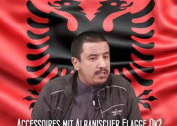 Imami arab në Gjermani urren flamurin shqiptar: Hidheni në koshin e plehrave. Ky flamur përfaqëson qafirat (VIDEO)
