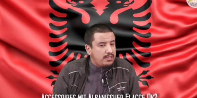 Imami arab në Gjermani urren flamurin shqiptar: Hidheni në koshin e plehrave. Ky flamur përfaqëson qafirat (VIDEO)