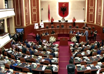 Mori mandat nga PD, por thyen vendimin e Bashës. Vangjel Dule vepron ndryshe nga deputetët e opozitës në votimin për Lindita Nikollën