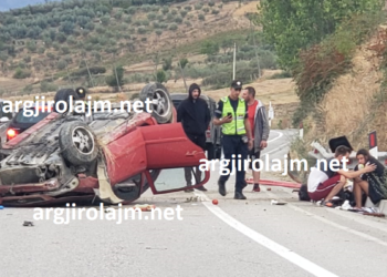 Aksident i frikshëm në Memaliaj, makina përmbyset në rrugë pranë fshatit Krahës (FOTO- VIDEO)